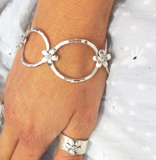 Flower oval linked bracelet