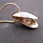 gold mussel necklace
