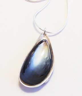 blue mussel necklace