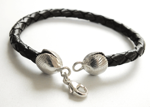 Cockle shell leather bracelet